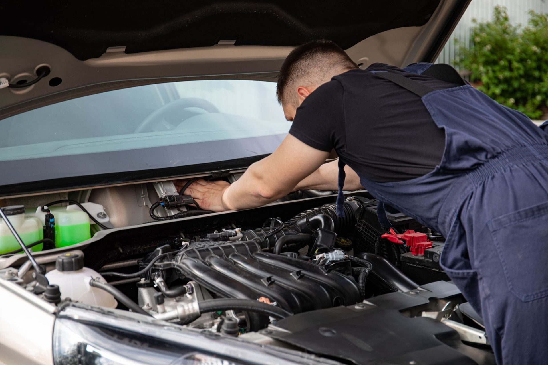 Arbeit am geöffneten Motor eines Fahrzeugs